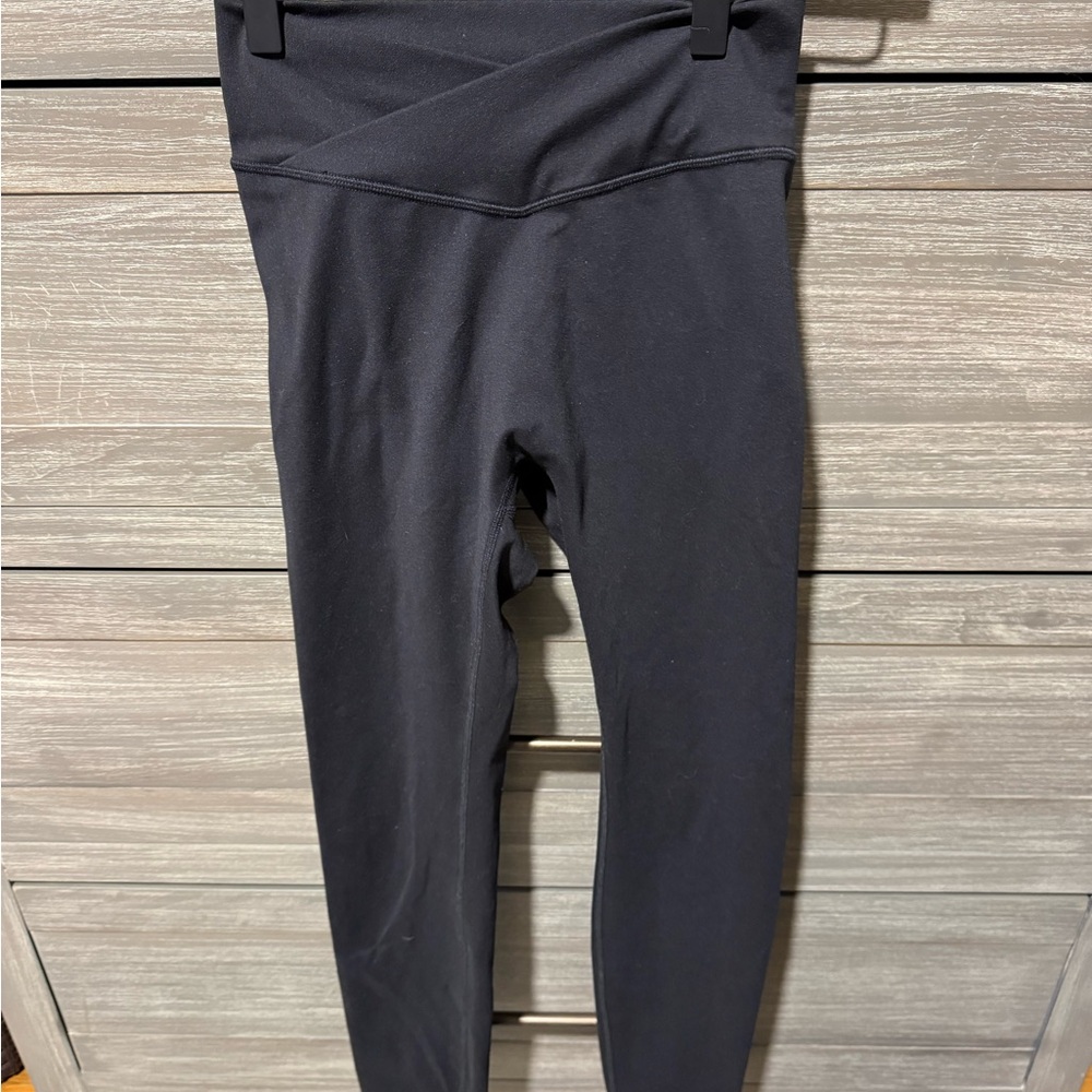437 V leggings size small black